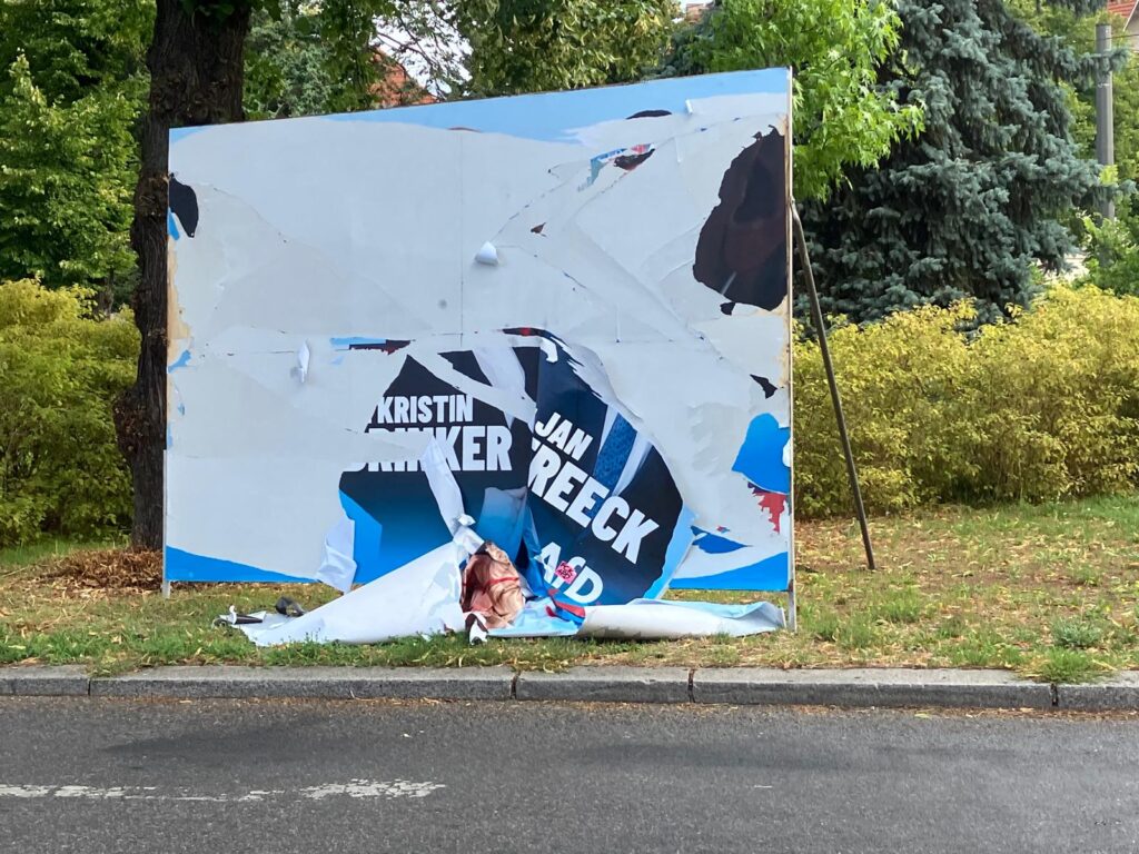 Zerstörte Stellwand AfD